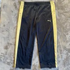 PUMA サイドストライプ ジャージパンツ 黒/金