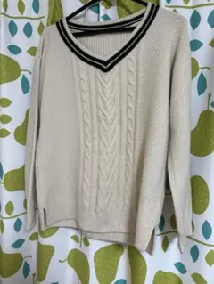 GU アイボリーVネック ニット セーターMサイズ