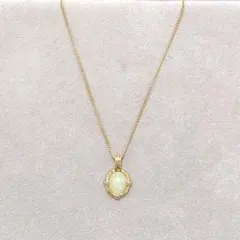 ネックレス　ゴールド　クリーム色オーバルストーン　アクセサリー　レディース