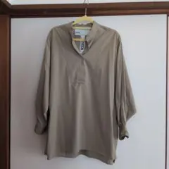 ★美品★TICCA ベージュ 長袖プルオーバーシャツのサムネイル