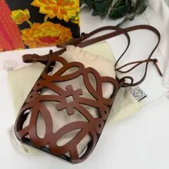 LOEWE　アナグラムカットアウトポケット　斜めがけスマホショルダー