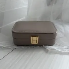 スリーコインズ　アクセサリーケース モカベージュ