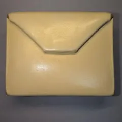 クリーム色と茶色の三つ折り財布