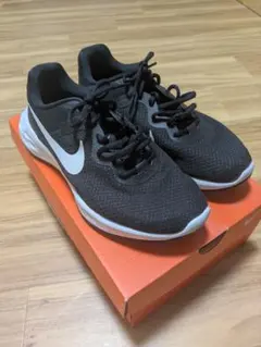 NIKE スニーカー ブラック ホワイトのサムネイル
