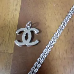 CHANEL シルバーホリデー ロゴチャーム チェーン付き