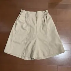 ベージュ タック入り ショートパンツ