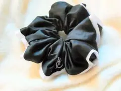 大きめブラックサテンシュシュ Ready刺繍入り