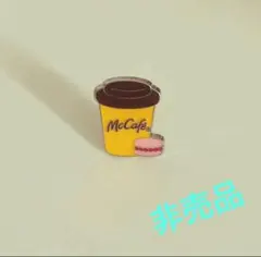 McCafe マックカフェ　ピンバッジ コーヒーカップとマカロン