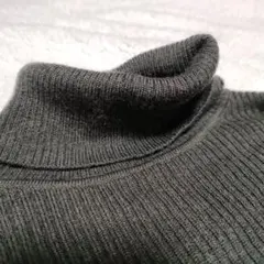 【廃棄品】UNIQLO　メリノリブタートルネックセーター ダークグリーン