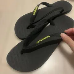 P*m様 VETEMENTS Logo Flip Flops 42 - メルカリ
