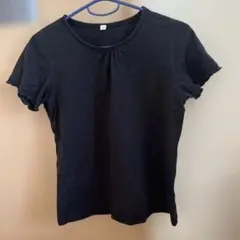 シンプルな黒の半袖Tシャツ
