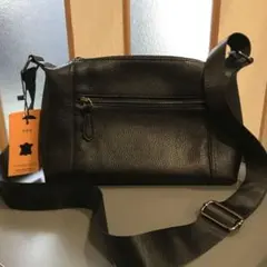 スタイリッシュな本革クロスボディバッグ　牛革