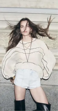 H&M フリル付きクリーム色シフォンブラウス