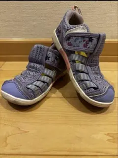 キッズ用メッシュサンダル 紫色 花柄