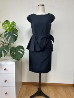 JUSGLITTY 黒 半袖 ペプラムワンピース　サイズ1のサムネイル