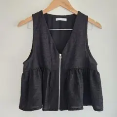 Green Parks ジップアップベスト ブラック ペプラム切替 エンボス