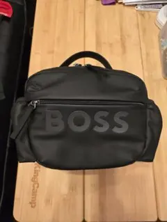 美品 BOSS HUGO BOSS ショルダーバッグ ブラック 大ロゴ メンズ