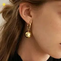 ゴールドボール型ピアス　カジュアル　スタイリッシュ　シンプル　球体ピアス