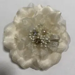 アイボリー フラワーブローチ　再値下げしました‼️