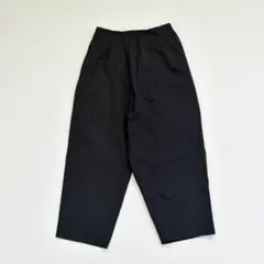 美品 中川政七商店 ヘンプタックテーパードパンツ 後ろウエストゴム ブラックのサムネイル