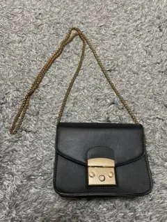 ショルダーバッグ。チェーンがかわいいミニバックです。