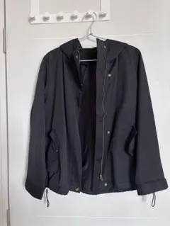 フード付き黒ジャンパー