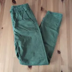 130 UNIQLO ウルトラストレッチテーパードパンツ　オリーブ