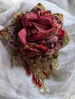 シルク製薔薇のコサージュ　フランスレジュロンのお好きな方に シルク製薔薇のコサージュ フランスレジュロンのお好きな方に - メルカリ