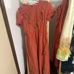 オレンジ色のレース装飾ドレス