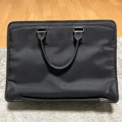 黒いナイロンビジネスバッグ