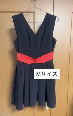 黒のノースリーブワンピース