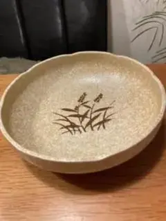 陶器製の草模様の浅い皿