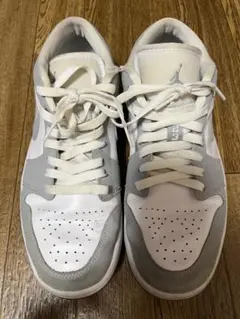エアジョーダン１ロー　ウルフグレー