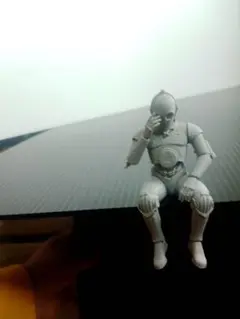 悩めるC-3PO 角置きフィギュア グレー