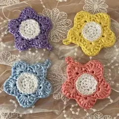 手編みお花のバッグチャーム☆北欧風、カラフル、かぎ針編み、ビニール紐￼