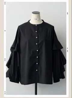 Frene 同型　ティアードフリルスリーブパールボタンブラウス　 ブラック