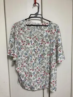 セブンディズサンディ　花柄　トップスのサムネイル