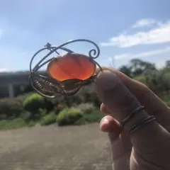 オレンジ色のブローチ