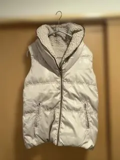フード付きベージュダウンベスト