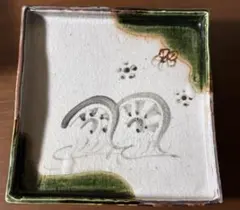 手描き花模様の陶器四角皿