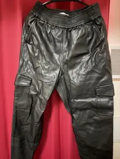 ZARA ブラック カーゴパンツ レザーのサムネイル
