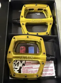 DMR BIKES V8 フラットペダル ゴールドのサムネイル