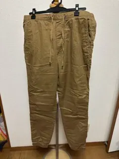 ベージュ チノパン