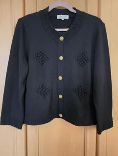 黒ニットカーディガン ゴールドボタン付き