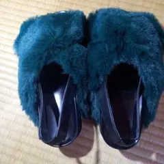 ダークグリーン ファースリッパ　Mサイズ。