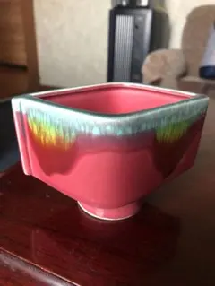 赤色と緑色のグラデーション 四角形の陶器花瓶