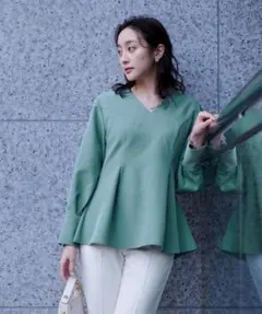 ペプラムシャツ　ブラウス