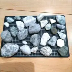 国産糸魚川翡翠の取れる場所で取れた 石28個