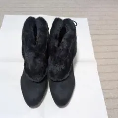 黒のファー付きショートブーツ