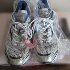 シルバー スニーカー